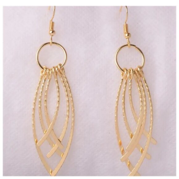 Simple Elegance Tassel Wing Feather Pendant Earrings - Picture 2 of 2